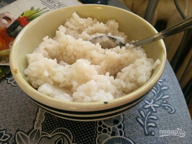 1.	Хорошенько промойте рис, затем отварите его в подсоленной воде. Остудите рис, а затем добавьте к нему рисовый уксус, перемешайте.
