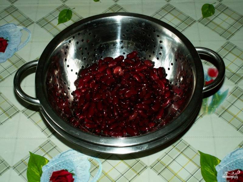 Открыть банку с фасолью, слить жидкость, при необходимости - промыть фасоль водой. 