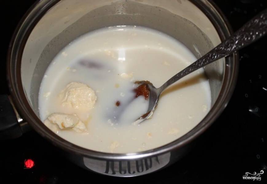 Влейте молоко в кастрюлю, добавьте в неё сахар, мёд, масло и ванилин. Доведите смесь до кипения, постоянно помешивая.