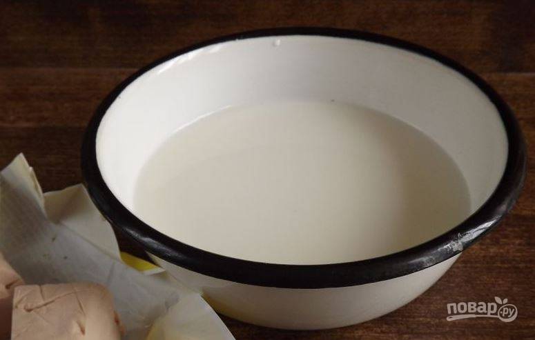 Молоко подогрейте так, чтоб оно было слегка теплым. Затем перелейте его в миску с высокими бортиками, добавьте дрожжи, хорошенько растворив их в молоке. Добавьте сахар и оставьте все постоять при комнатной температуре. 