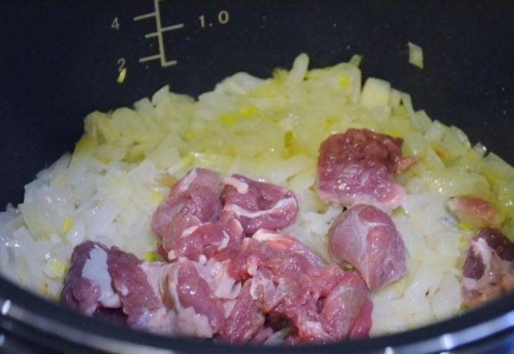Затем добавьте мясо и обжаривайте еще 10 минут. 