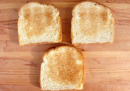 Возьмите три кусочка пшеничного хлеба и поджарьте их в тостере до хрустящей корочки. 