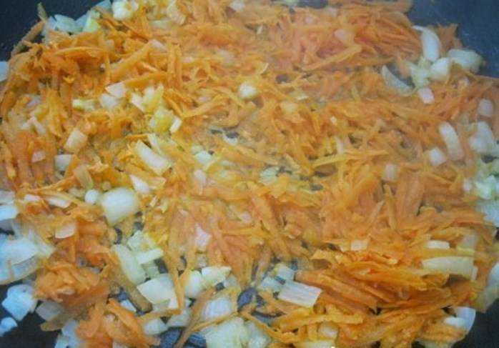 Обжарьте лук до золотистого цвета, затем добавьте морковь и помешивая протушите 2-3 минуты. 