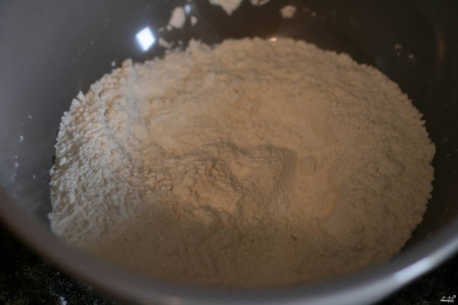 Просейте муку, добавьте в нее разрыхлитель, пекарский порошок, сахар и соль. Смешайте сухие ингредиенты. 
