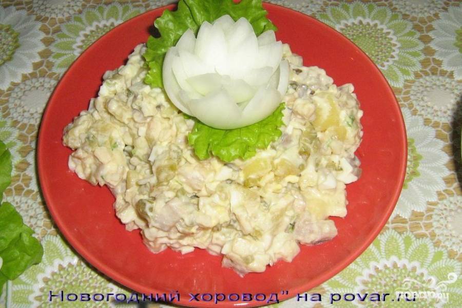 Салат с селедкой, яблоком и огурцом