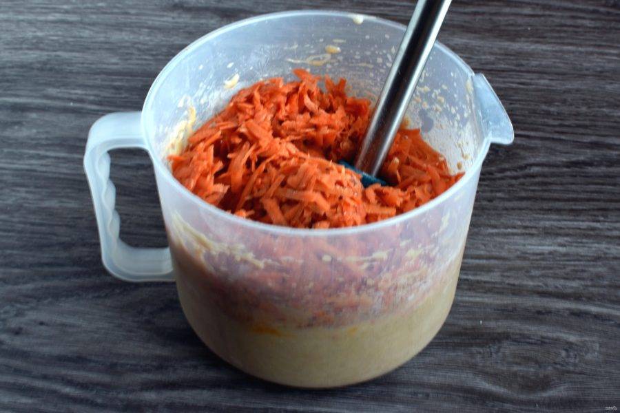 Добавьте в тесто тертую морковь и снова перемешайте.