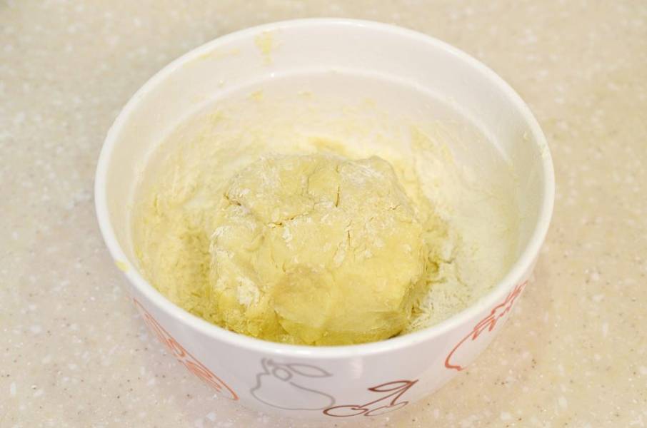 4. Замесите тесто и уберите в морозилку на 30 минут.