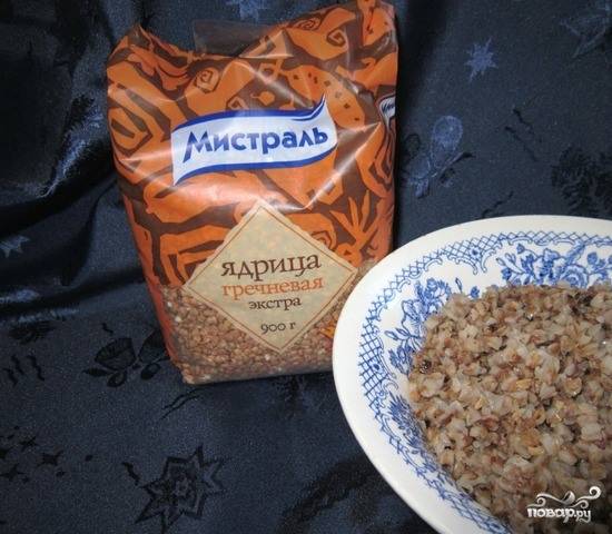 В небольшую кастрюльку влейте чистую питьевую воду и закипятите ее. Всыпьте в кастрюлю промытую под проточной водой гречневую крупу и варите на медленном огне до полной готовности. Присолите немного готовую кашу.