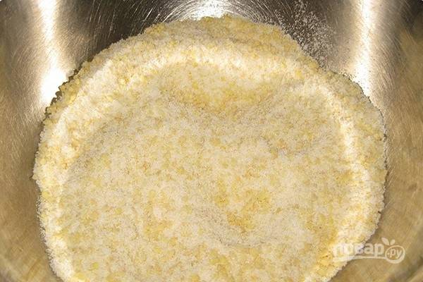 Теперь приготовьте начинку. В блендере измельчите ядра орехов, но не слишком мелко. Дробленые орехи смешайте с сахаром, молотым кардамоном и ванильным сахаром.