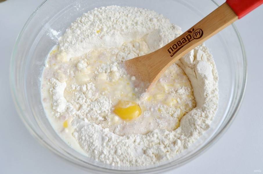 3. В просеянную муку положите соль, растопленное масло, яйца, теплое молоко с дрожжами и сахаром. 