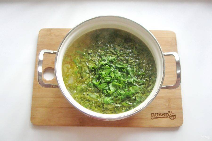 Когда овощи в кастрюле будут готовы, добавьте нарезанный щавель. Суп посолите по вкусу и варите 5-6 минут.