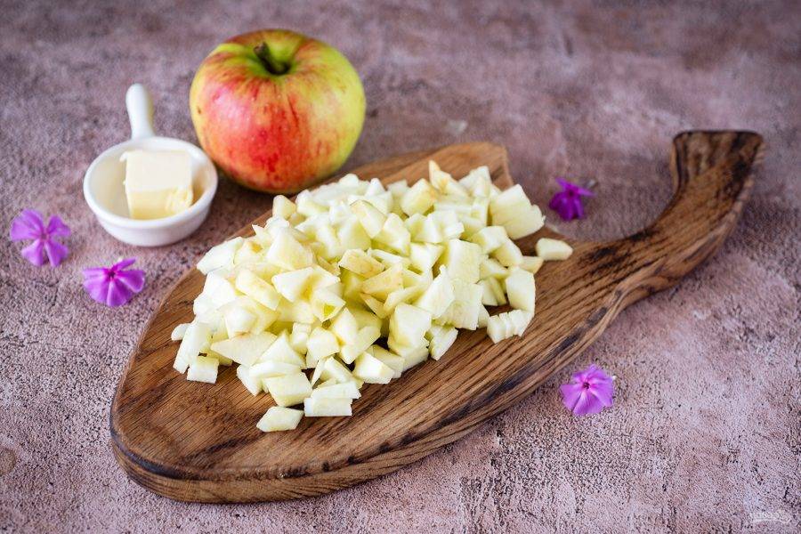 Почистите яблоки от кожуры и нарежьте яблочную мякоть маленькими кубиками.