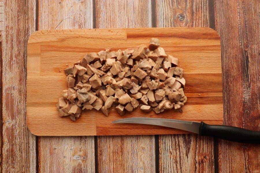 Печень трески нарежьте такими же кусочками, как и яйца.