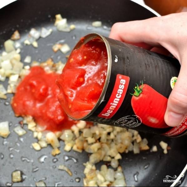 Через 1-2 минуты добавляем томатную пасту.