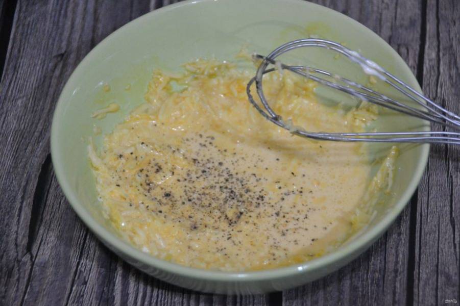 Сливочно-сырную смесь с желтками поперчите, перемешайте.
