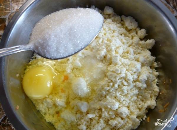 Затем добавляем творог, манку, соль и сахар, разбиваем яйцо. 