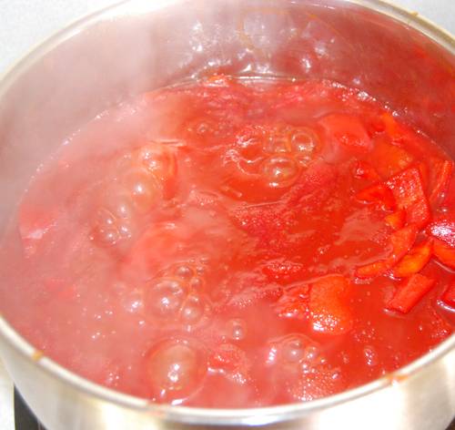5. В зависимости от качества перца и размеров кусочков, вариться от будет около 30-45 минут. При желании в процессе приготовления в лечо с томатной пастой в домашних условиях можно добавить острый перец. 