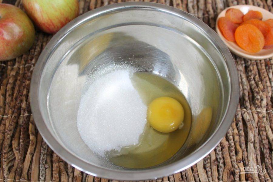 Яйцо вбиваем в миску и добавляем сахар. Взбиваем венчиком.