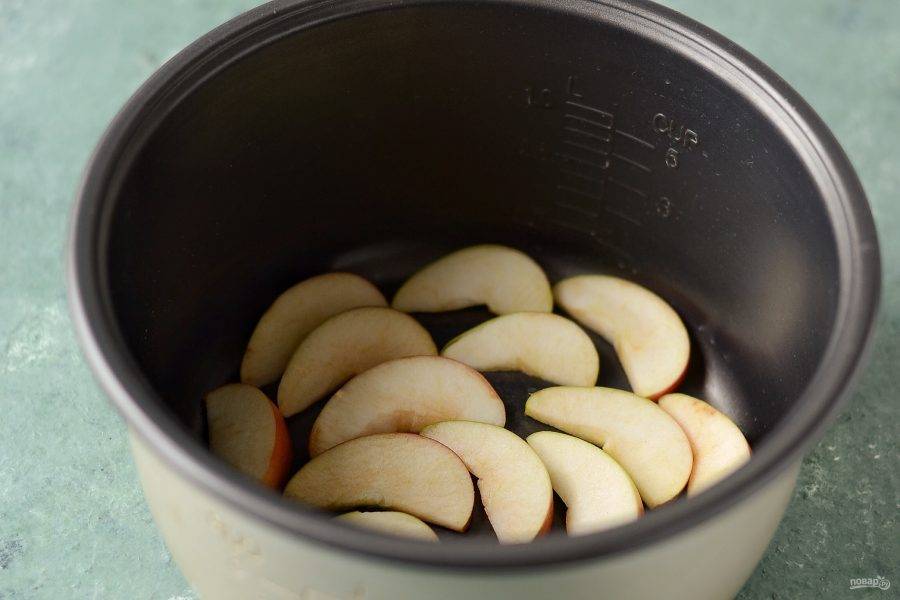 Выложите яблочные дольки в один слой в чашу мультиварки. Поставьте режим «Выпечка» и сушите на нем яблоки, пока они не потеряют 2/3 жидкости. Периодически лучше открывать мультиварку и переворачивать дольки.