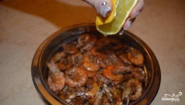 Готовые креветки выложите на блюдо, обязательно сбрызните лимонным соком.