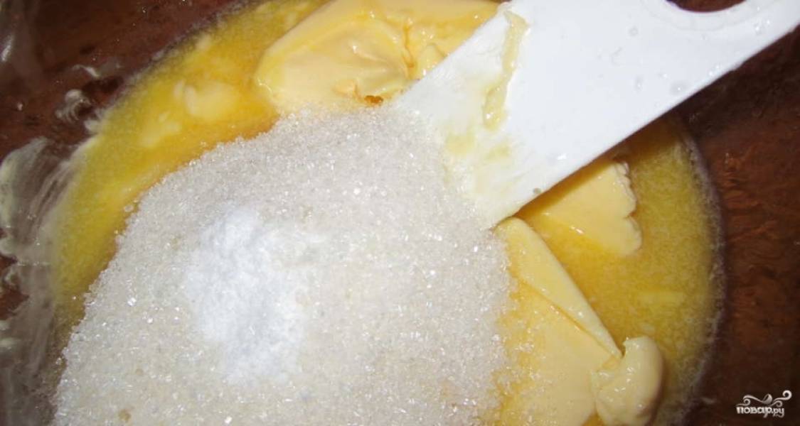 Масло необходимо растопить, добавьте к нему сахарный песок. Для маффинов подойдет не самое дорогое масло, я использую бюджетные марки, если дело касается выпечки.