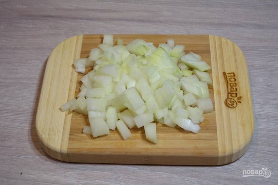 Для приготовления мясной начинки почистите и нарежьте мелким кубиком репчатый лук.