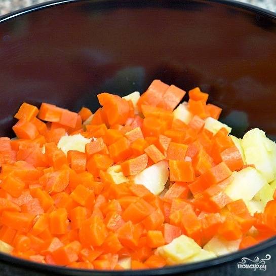 Выкладываем морковь и картофель в салатницу.