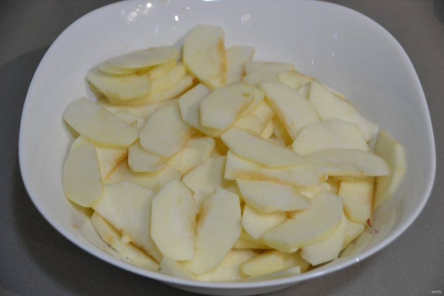 Очистите яблоки и нарежьте тонкими ломтиками.