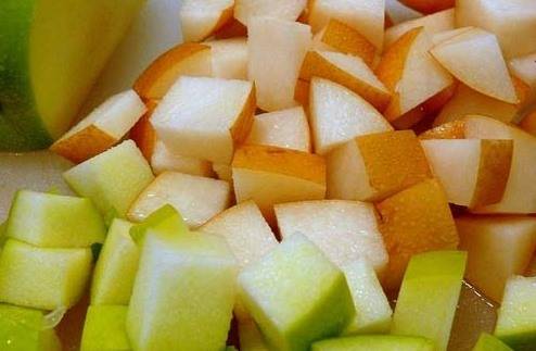Яблоко и грушу тщательно промываем, очищаем от кожуры и семян. Нарезаем кубиками.