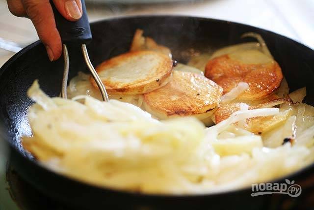 3.	Частями переверните аккуратно картошечку с луком, постарайтесь сохранить слои. 