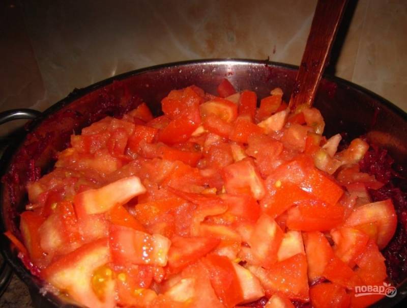 3. Добавьте нарезанные помидоры и продолжайте тушить. Соль добавьте по вкусу.