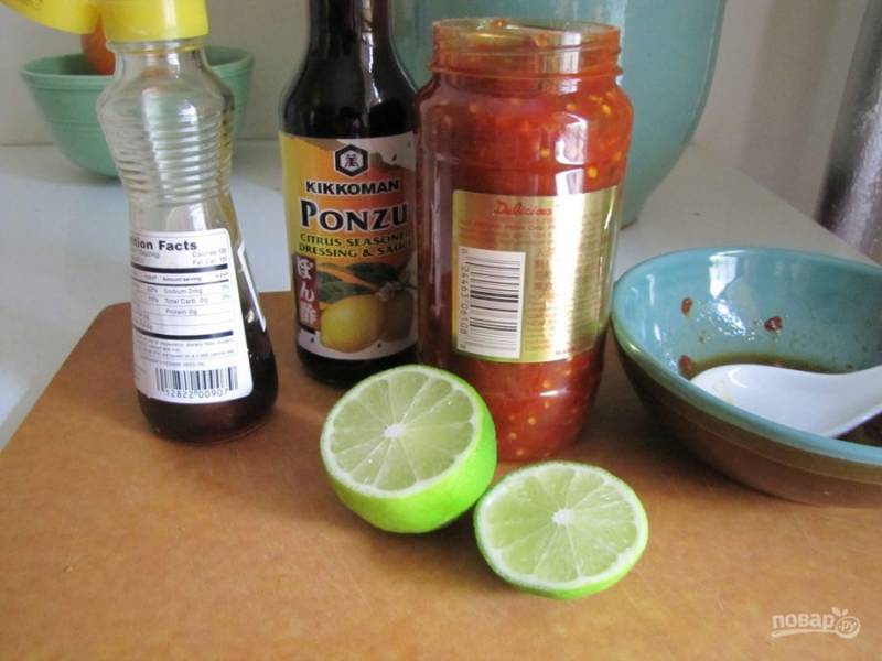 4.	Для заправки: в большую миску наливаю соус «Понзу», сок лайма, чесночный соус, кунжутное масло, чили соус. 