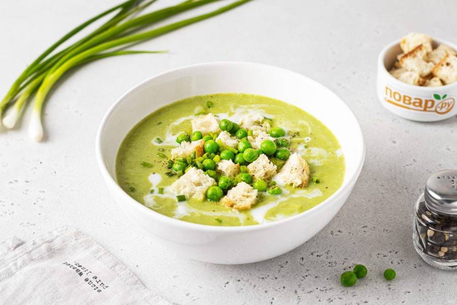 Крем-суп из зеленого горошка и салата айсберг готов, приятного вам аппетита!