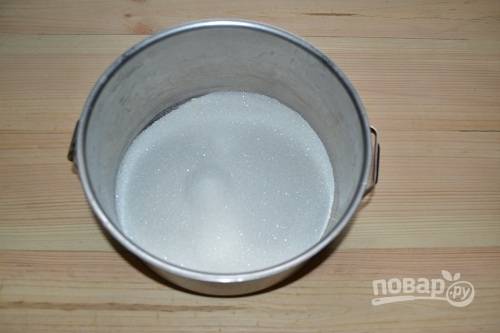 2. В кастрюлю всыпьте обычный и ванильный сахар.