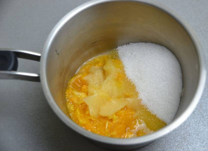 Соедините в сотейнике яблочное и мандариновое пюре, добавьте 2 ст. ложки сахара, прогрейте на огне.