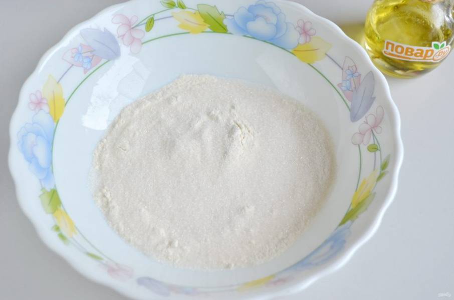 2. Для приготовления теста в миске смешайте просеянную муку, соль, сахар, разрыхлитель. Если любите ваниль, то сейчас положите. Перемешайте ложкой.