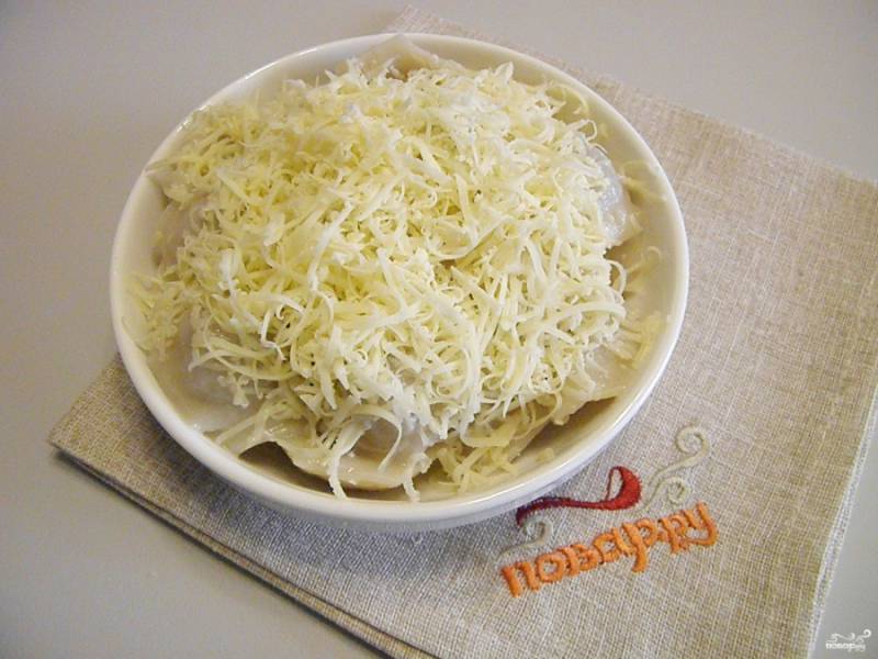 Щедро посыпьте тертым сыром и отправьте в горячую духовку (180-200 градусов) на несколько минут для расплавления сыра.