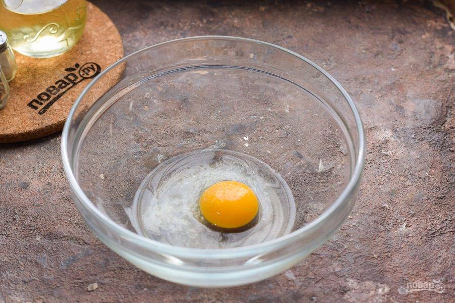 Возьмите объемную миску, в которой будет удобно приготовить тесто. Вбейте в миску яйцо, добавьте соль и сахар.