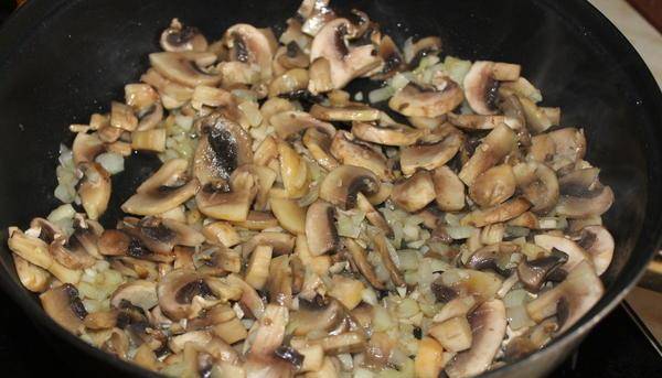 Кладем грибы и готовим еще 7-8 минут, помешивая.