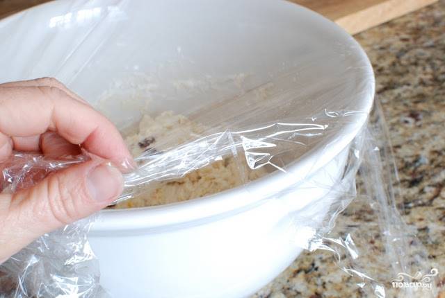 7. Важно не переборщить, тесто должно немного липнуть к рукам. Смажьте слегка мисочку растительным маслом, выложите в неё тесто. Накройте полотенцем или пленкой и оставьте в тепле подходить. 
