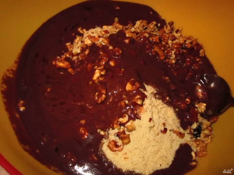 Масло сливочное растопите, растворите в нем какао. Получается масса, похожая на шоколад. Добавьте её к печенью с орехами.  
