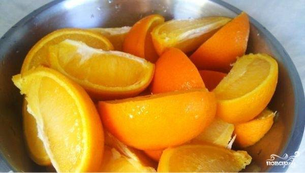 Залейте апельсины горячей водой для размягчения. Разрежьте каждый плод на 6-8 частей.