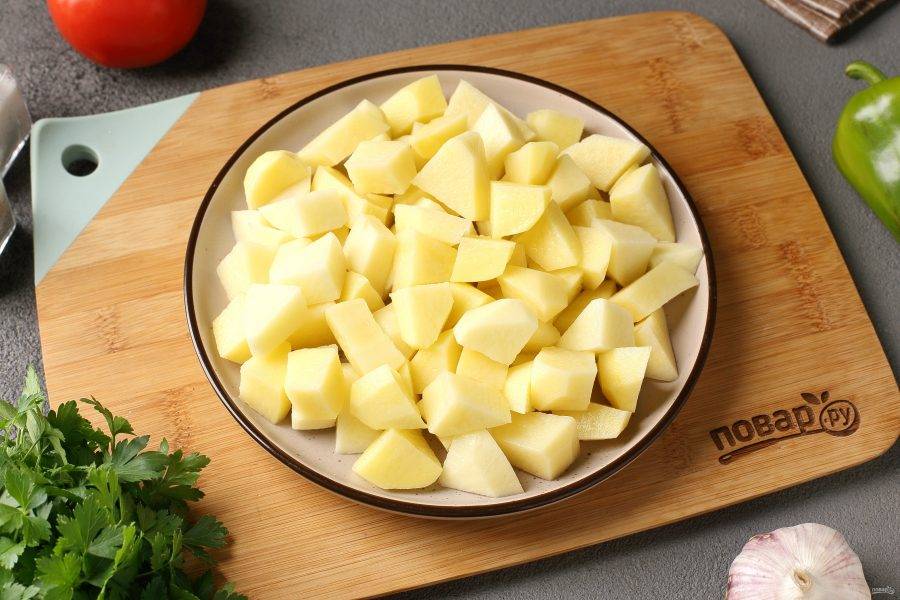 Затем добавьте нарезанный кубиками картофель. Если у вас свежая молодая капуста, то картофель с капустой можете добавить в кастрюлю одновременно. 