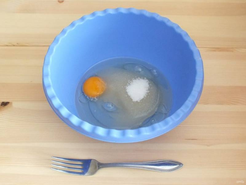 Сделайте тесто: соедините в чаше сахар, масло, яйцо. Тщательно смешайте с помощью вилки.