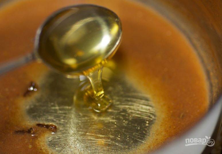 3. После того, как специи отдадут весь аромат воде, добавьте мед (или замените его сахаром). Верните смесь на огонь.