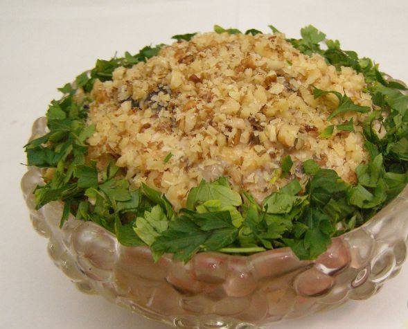 4. А теперь декорируем салат зеленью и измельченными в крошку грецкими орехами. Готово!