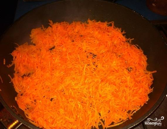 В сковороду наливаем оливковое масло и обжариваем на нем морковь в течение 5-6 минут. 