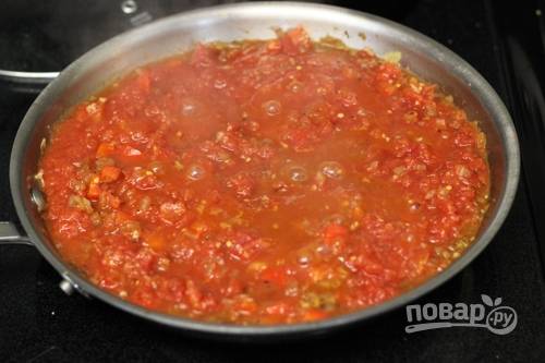 4. Отправьте помидоры к овощам, накройте сковороду крышкой. Тушите на среднем огне 7 минут.