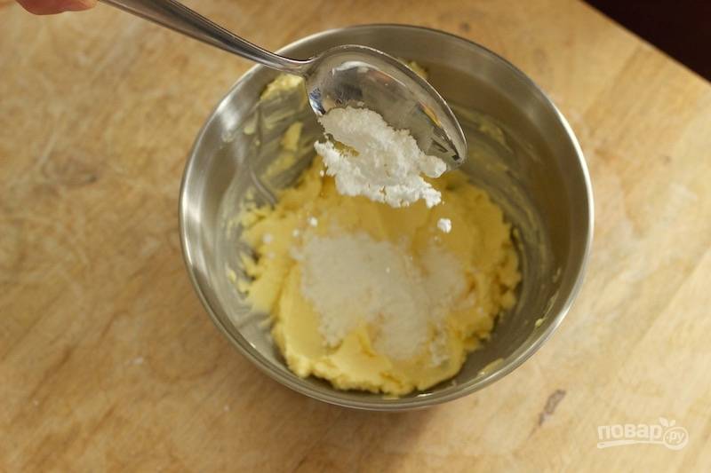 14. Размягченное сливочное масло взбейте с сахарной пудрой. 