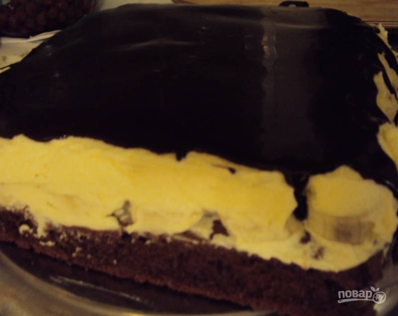 10. Пока глазурь не застыла, полейте ею по всей поверхности торта, а через 20 минут отправьте торт на ночь в холодильник для пропитывания.